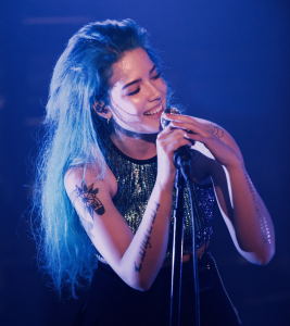 Halsey performing live at The Troubadour in Los Angeles, 2015. 